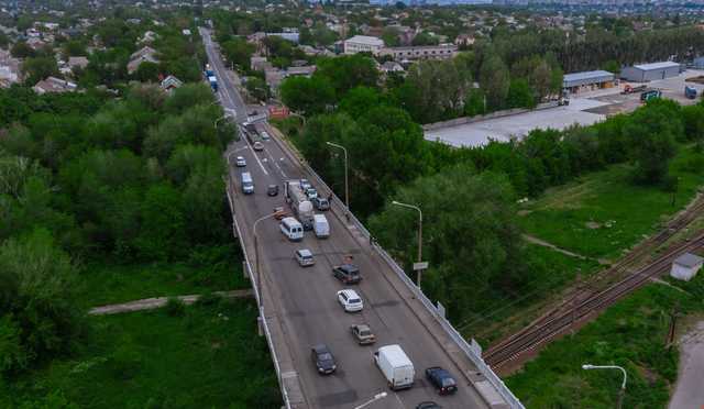 На въезде в Днепр столкнулись 4 автомобиля: пострадавшего забрала “скорая”