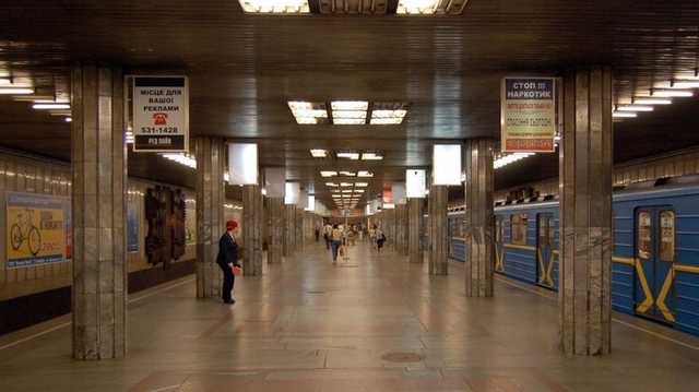 В метро Киева начали наносить разметку для соблюдения пассажирами дистанции в 1,5 метра