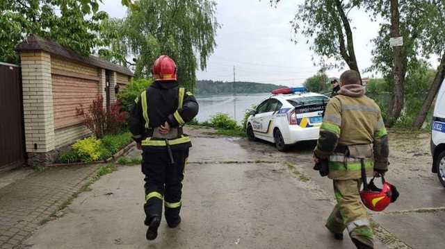 Из озера Беличи в Киеве спасатели вытащили тело мужчины около 40 лет