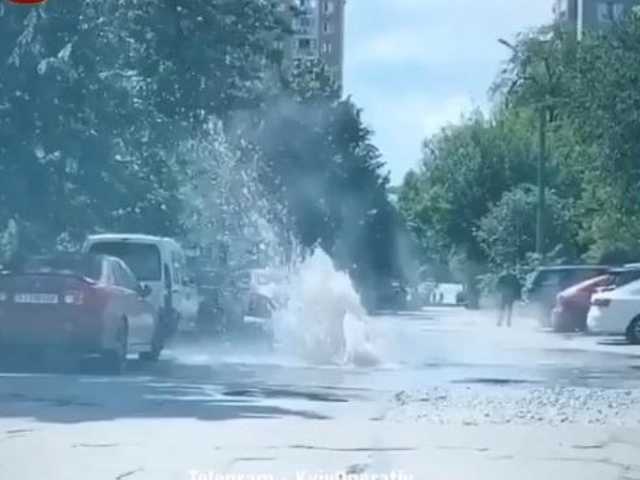На столичной Соломенке прорвало трубу: на проезжей части начал бить «фонтан»