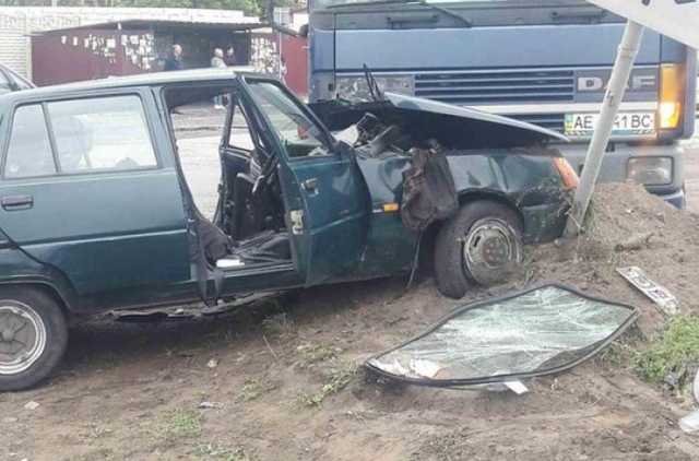 Под Днепром 82-летняя бабушка на Славуте перепутала педали и врезалась в фуру
