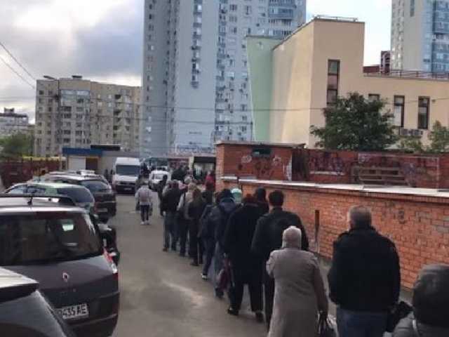 "Бедные люди": в 200-метровой очереди на троллейбус киевляне стояли полтора часа