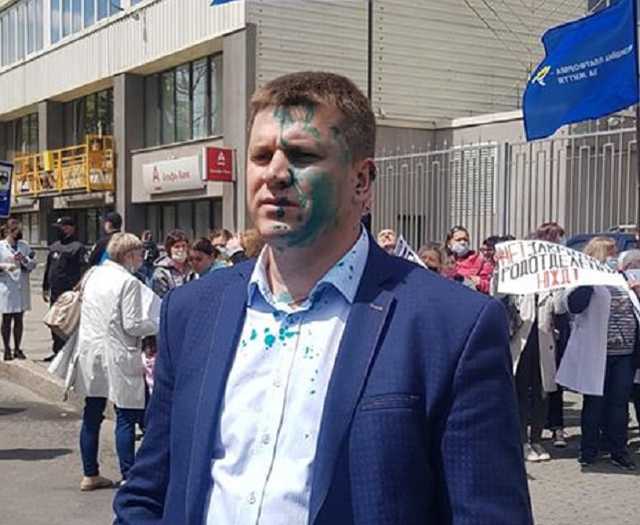 Соратника Медведчука Лесика облили зеленкой в Харькове