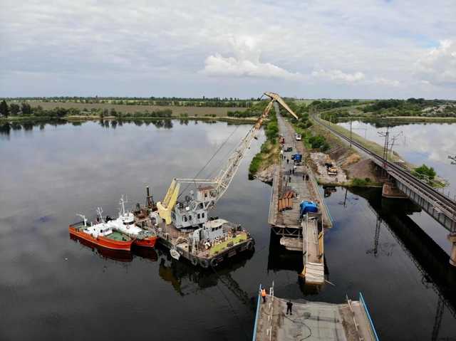 Появилось видео, как вытаскивали грузовик с обвалившегося моста в Днепропетровской области