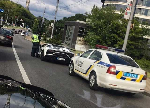 В Киеве полиция остановила авто на еврономерах за 650 000 евро