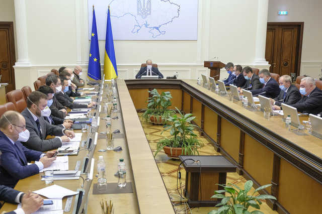 Погано живуть: у Кабміні вирішили збільшити зарплати чиновникам