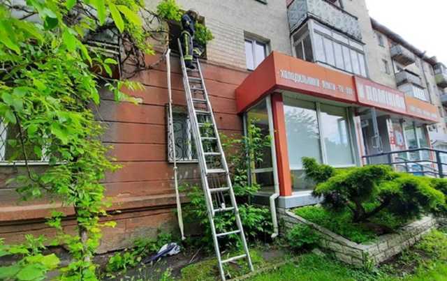В Ровно 80-летняя пенсионерка связала постельное белье и спускалась из квартиры по веревке