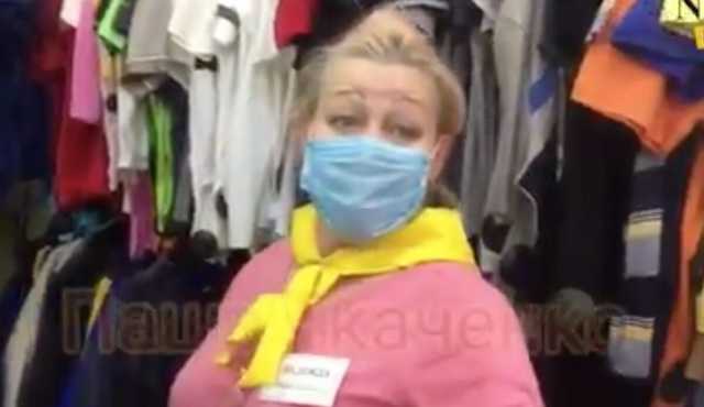 «Какая война? У кого?»: В Николаеве продавали одежду с символикой РФ