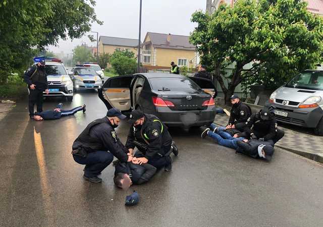 Жители Броваров: Молодчики появились два дня назад. Заставляли садиться в “правильную” маршрутку