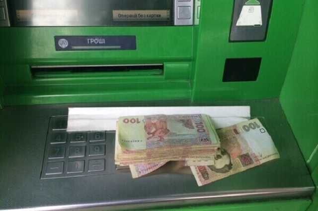 Мошенники "портят" банкоматы и перехватывают деньги украинцев: как не потерять наличку