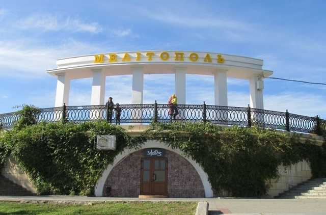 Девушка устроила в Мелитополе танцы с элементами раздевания и не остановилась "на достигнутом"