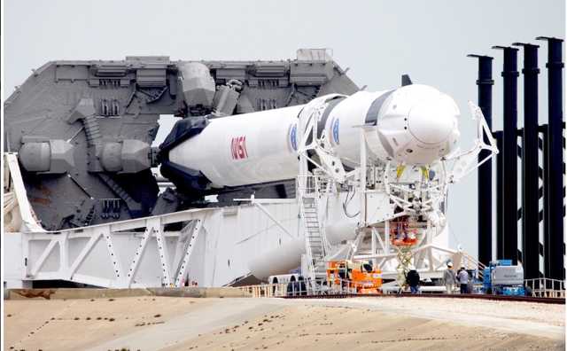 Crew Dragon успешно взлетел в космос: астронавты показали, как корабль выглядит изнутри