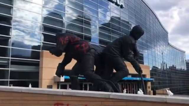 В США нарисовали серп и молот на статуе легендарного хоккеиста