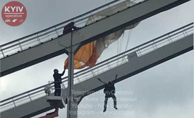 Наш ответ Маску: в Киеве на опорах моста "застрял" парашютист