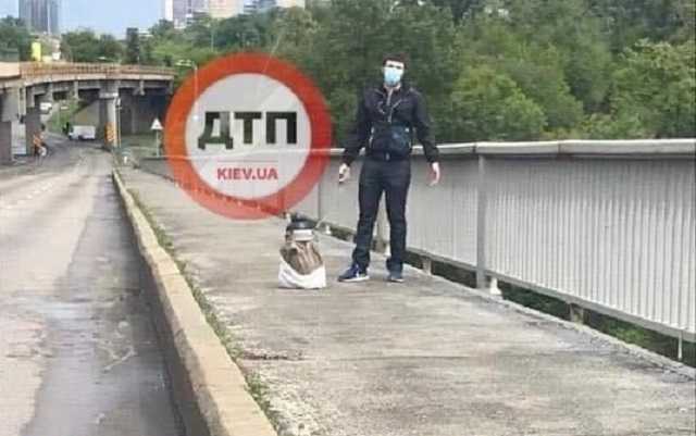 СМИ: Мужчина, который угрожает взорвать мост Метро, требует встречи с Аваковым