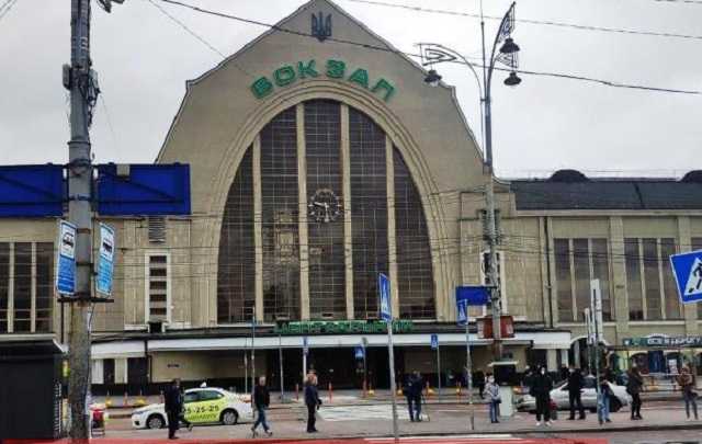 Жесткие проверки и никаких толп: Центральный вокзал в Киеве возобновил работу