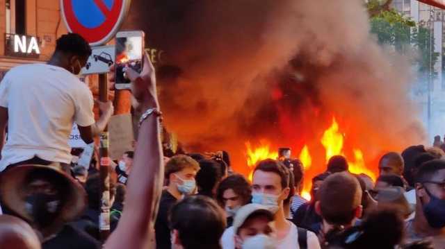 В Париже протестующие против расизма устроили пожар: полиция применила слезоточивый газ