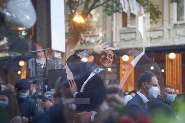 Зеленский в нарушение карантина попил кофе в кафе Хмельницкого