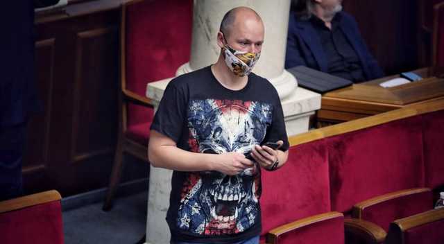 "Слугу" раскритиковали за наряд в Раде