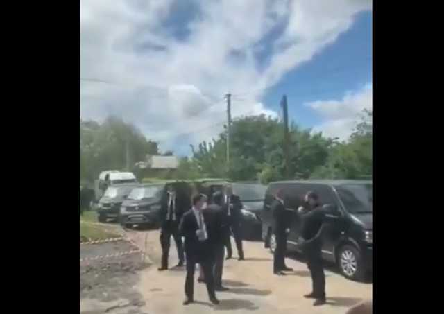 "Люди в черном": кортеж Зеленского в украинской глубинке повеселил сеть