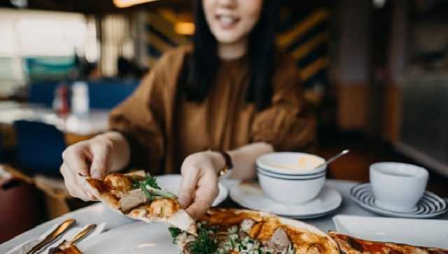 Рестораны и кафе в Украине заработали на полную: правила посещения заведений