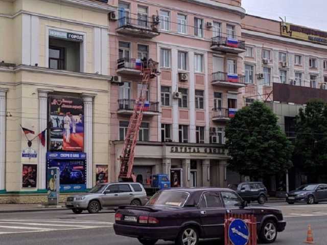 В Донецке коммунальщики развешивают флаги России: что происходит