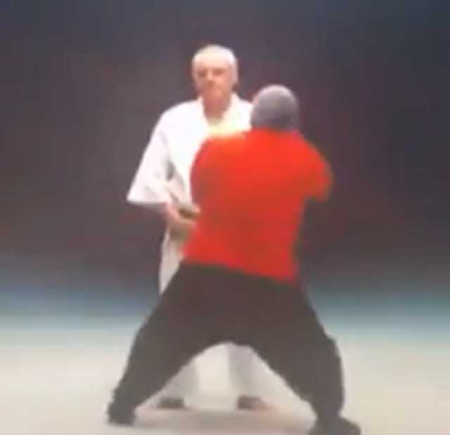 Владимир Соловьев показал бессмысленную технику бесконтактного боя