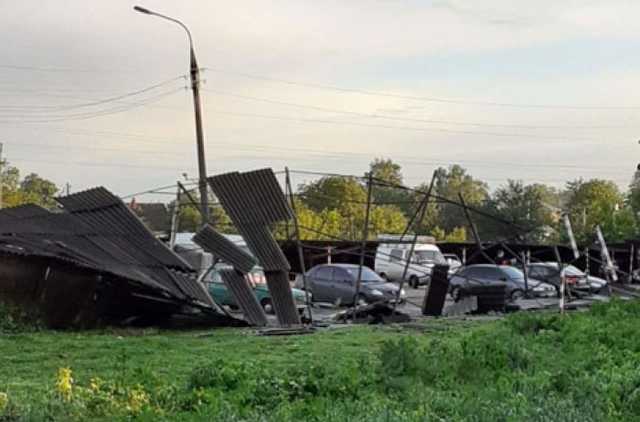 В Сумах непогода посрывала навесы на автостоянке