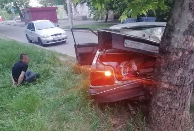В Николаеве домушник врезался в дерево, пытаясь скрыться от полиции