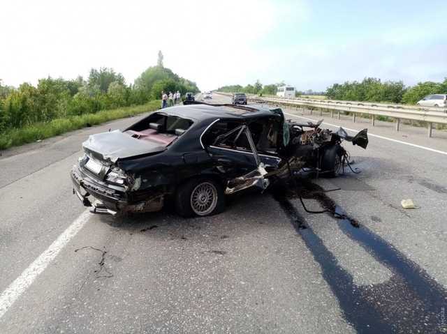 На Одеській трасі сталося ДТП, водій загинув, постраждала дитина
