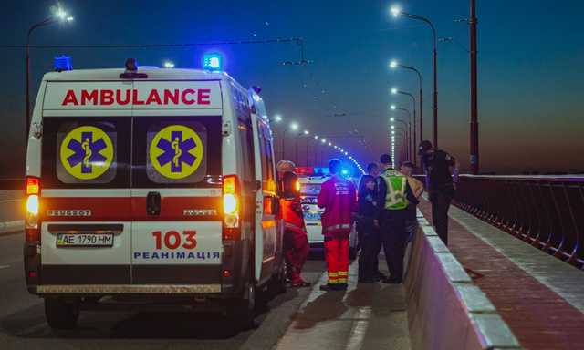 В Днепре патрульные спасли парня за минуту до прыжка с моста