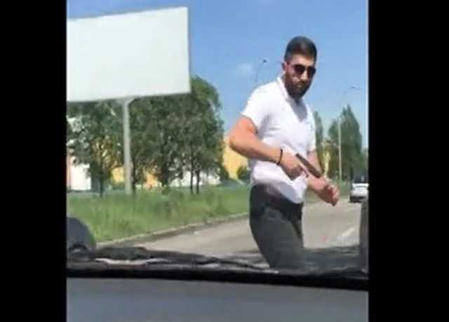 Охранник Ляшко подрезал машину в Киеве и угрожал пистолетом
