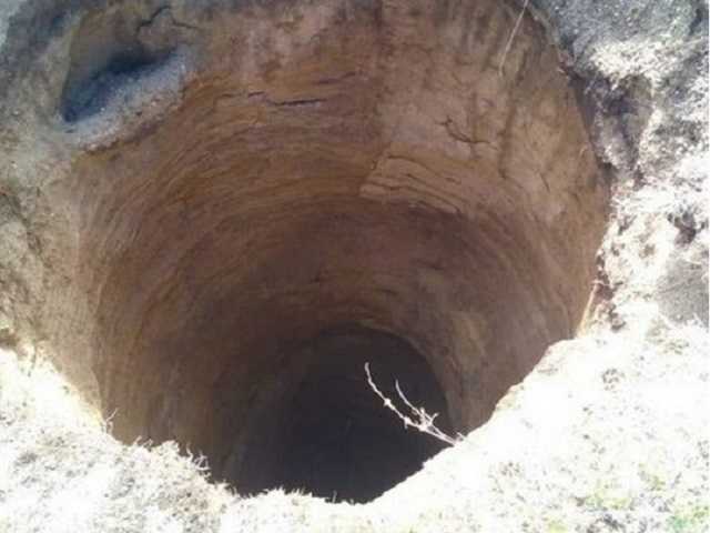 В России обнаружили странные дыры в земле глубиной до 10 метров