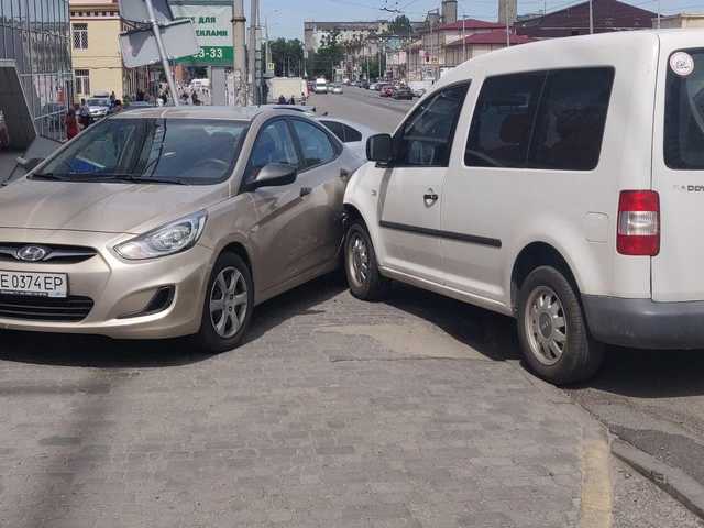 В Днепре Volkswagen въехал в припаркованный Hyundai: пострадала девушка