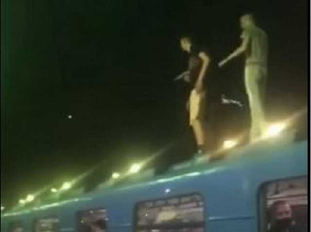 Рискуют жизнью ради лайков: юные экстремалы отметились опасными выходками в киевском метро