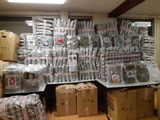 На сході Франції митники виявили у вантажівці з кавунами пів тонни канабісу