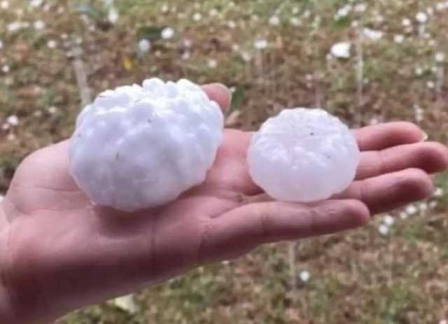 В России выпал гигантский град, разбив десятки машин