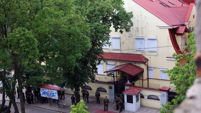 В Харькове на доме у консульства России нарисовали мурал с эмблемой контрразведки СБУ