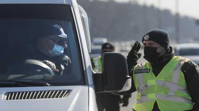 На окраине Киева полиция поймала парня на мопеде с ведром каннабиса в рюкзаке
