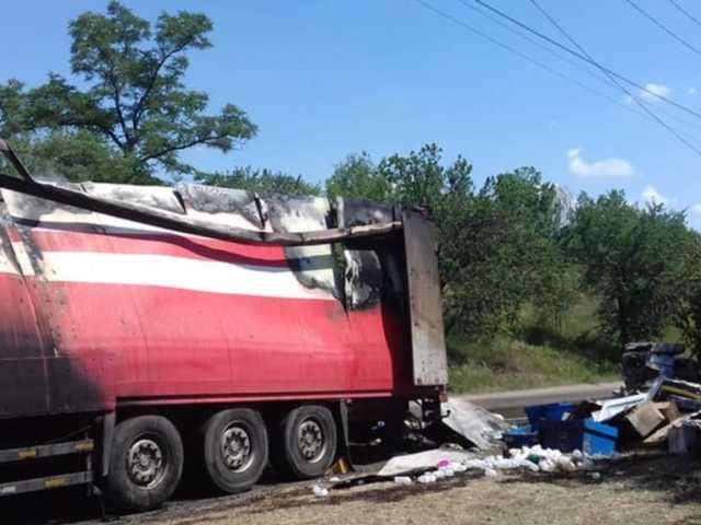 В Кривом Роге на ходу загорелась фура с посылками