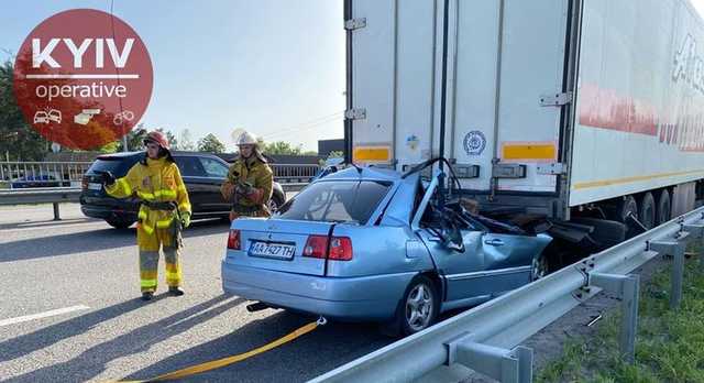 Под Борисполем легковушка вьехала в грузовик, выжила только собака