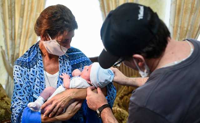 В Киеве детей от суррогатных матерей одели в вышиванки и отдали семьям-иностранцам