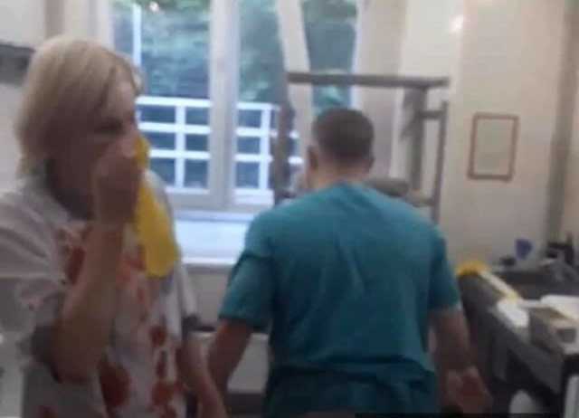 Сломанный нос и кровь на сковородке: озверевший харьковчанин избил коллегу