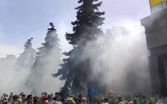 “Справа Стерненка”: під Шевченківським судом не вщухають сутички з поліцією
