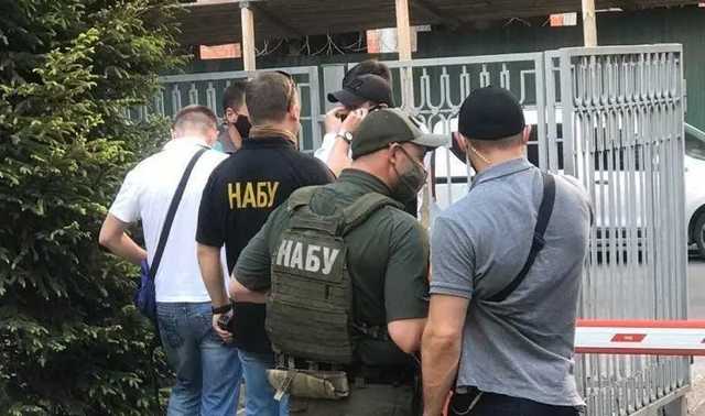 Стало известно имя чиновника попавшегося на огромной взятке