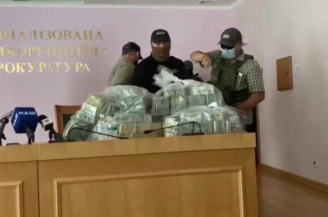 Сытник и Холодницкий рассказали о "рекордной взятке в истории Украины"