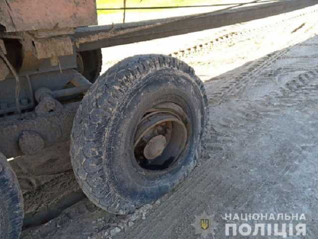 На Ровенщине отлетевшее от грузовика колесо убило 11-летнюю девочку