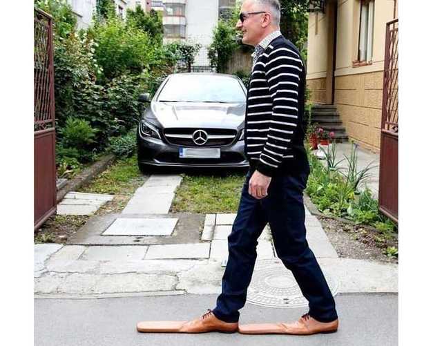 В Румынии начали выпуск "карантинной" обуви 75-го размера