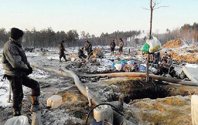 У Мережі показали, як в Україні продовжують видобувати бурштин