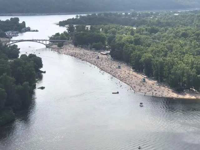В Киеве толпы людей ринулись на пляж в разгар эпидемии